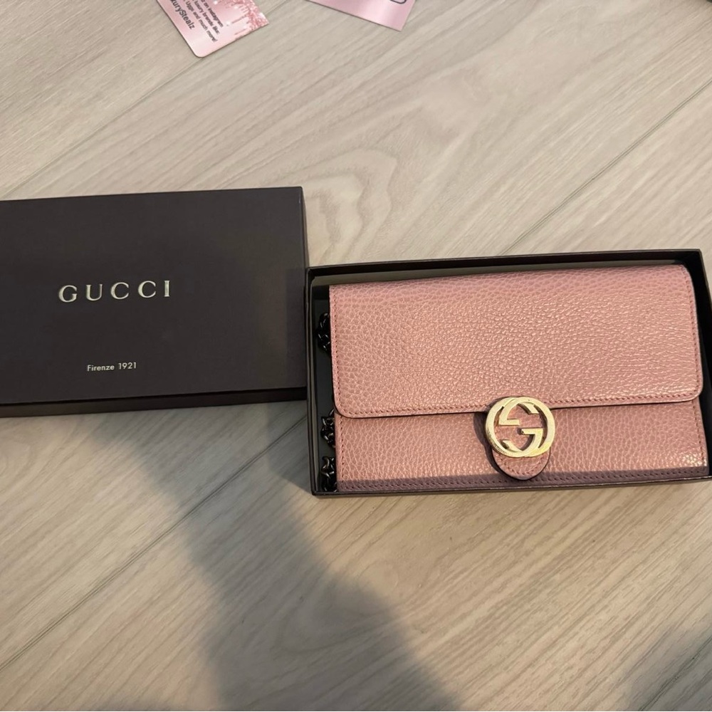 Gucci Interlocking G Wallet on Chain in pink pebbled leather.